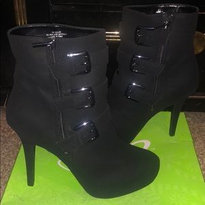 Black suede boot pump. 🖤